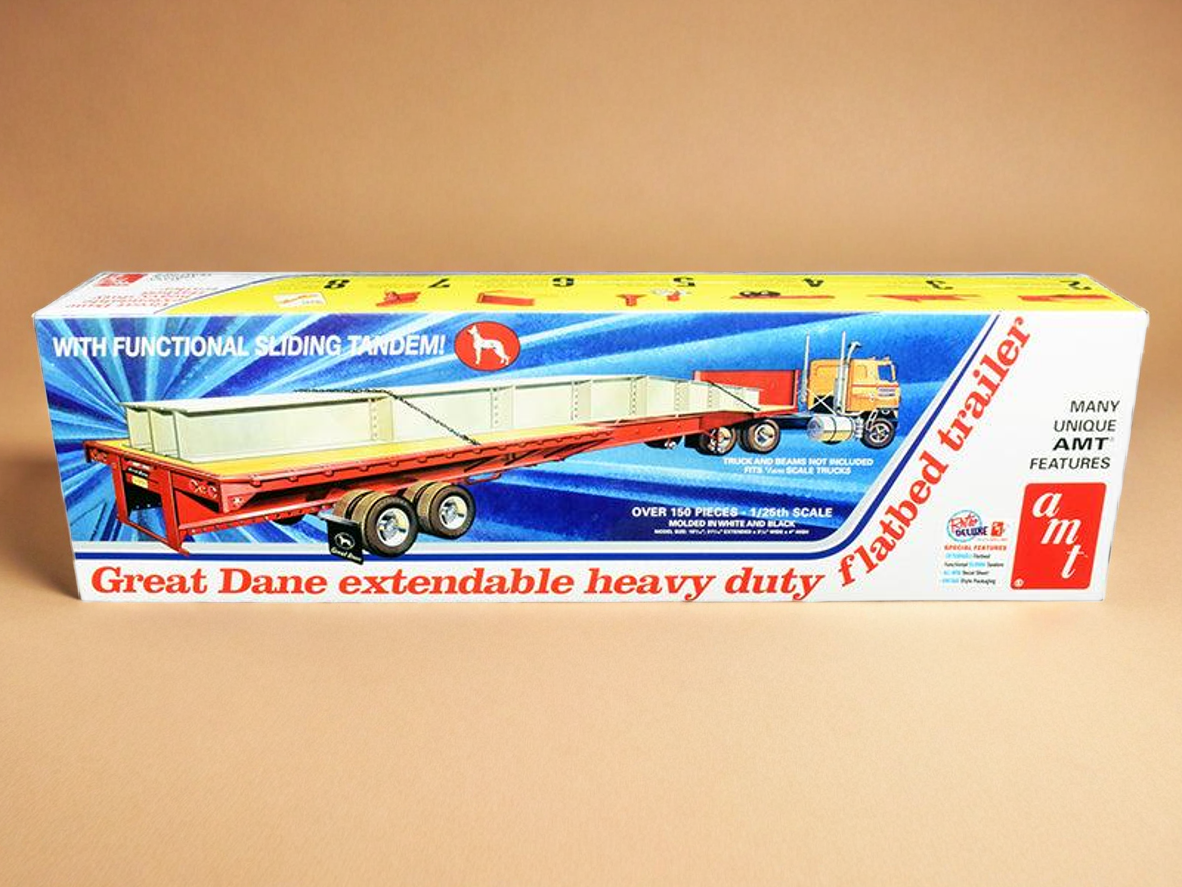 Skill 3 Model Kit Great Dane Extendable Heavy Duty Flat Bed Trailer with Functional Sliding Tandem 1/25 Scale Model by AMT
