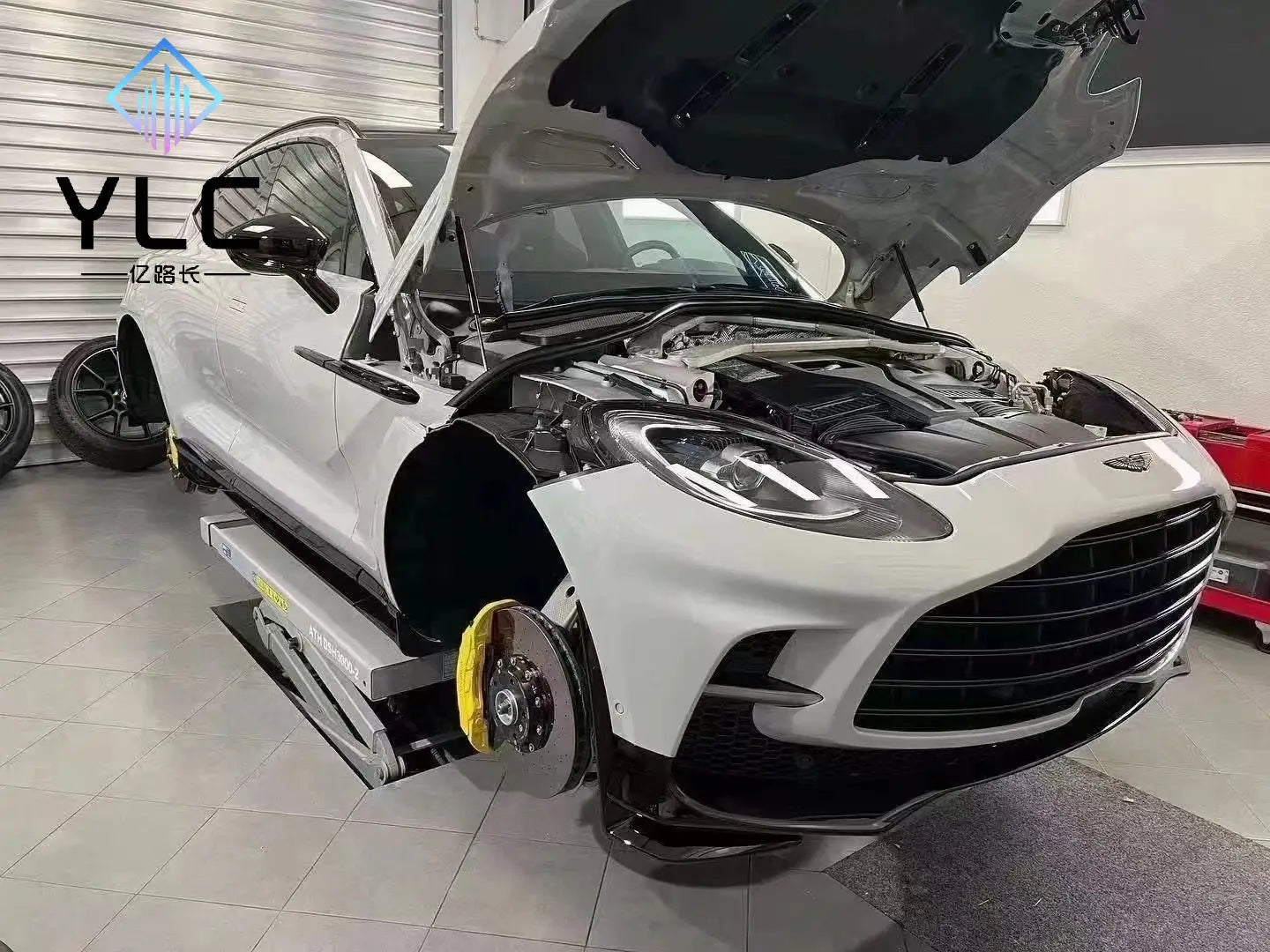 YLC for Aston martin DBX Body Kits 707 Style Dry Carbon Fiber Parts Factory Wholesale DBX Car Bumper Car Body Kit Upgrade 707