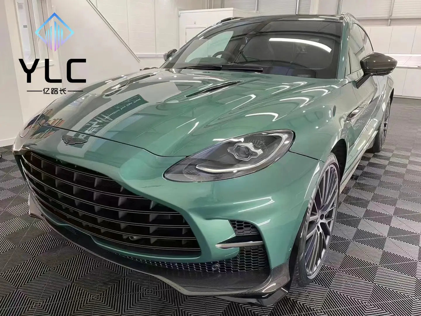 YLC for Aston martin DBX Body Kits 707 Style Dry Carbon Fiber Parts Factory Wholesale DBX Car Bumper Car Body Kit Upgrade 707