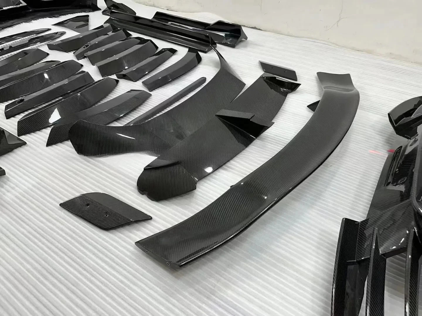 For Aston Martin DBX Dry Carbon Fiber Aerodynamic Kit like MSY Style Wide Body Front and Rear Lip Side Skirts Canard Spoiler