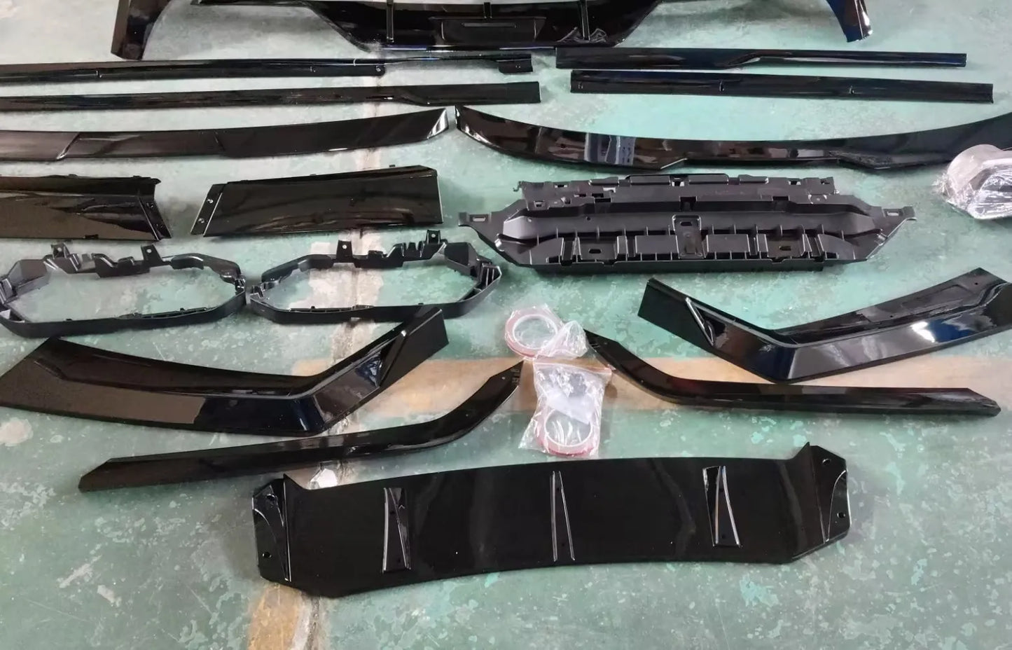 ABS Body Kits Three section Front Lip Rear Lip Top Wing Tail Wing Side Skirt Black Throat for BMW 7 Series G70 Sport 2023+