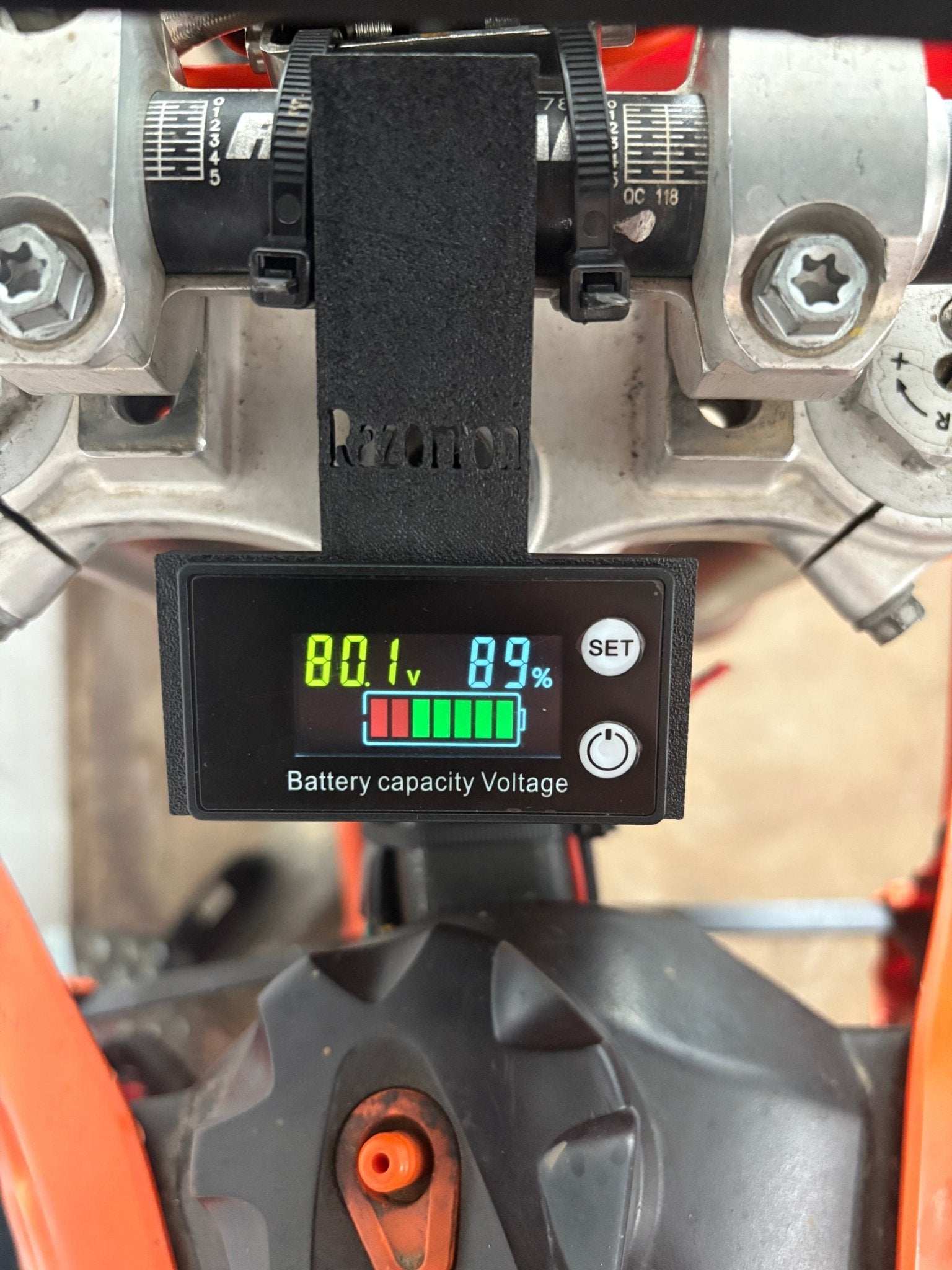 VEVOR Plug-in-Play Voltage Display - Rapid Vehicles